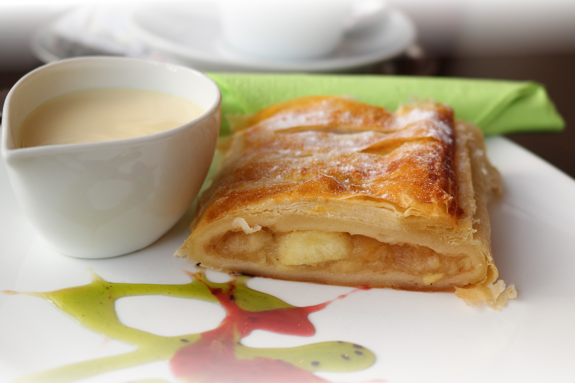 Apfelstrudel mit Vanillesoße